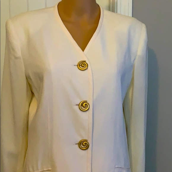 Beautiful WH New York Woman’s Cream 2PC Pantsuit - Picture 4 of 9